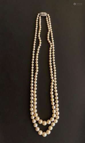 CARTIER<br />
Collier composé de deux rangs de perles fines ...