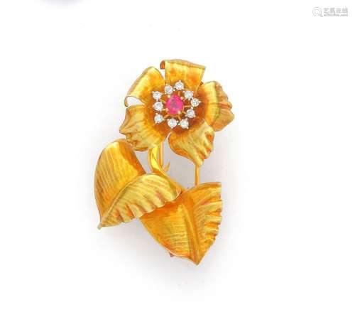 CARTIER<br />
Broche-clip figurant une rose en or jaune mati...