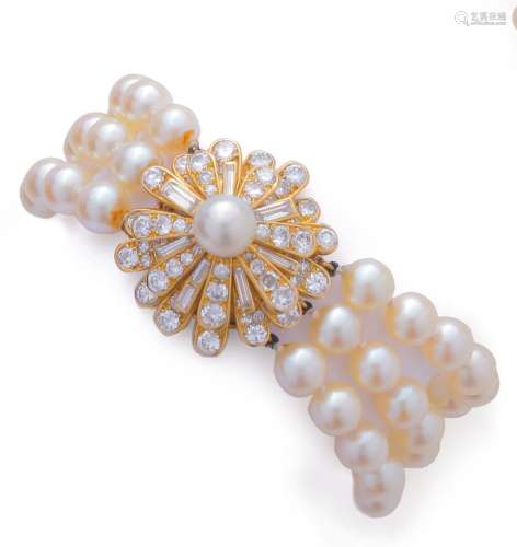 CARTIER<br />
Bracelet composé de trois rangs de perles de c...