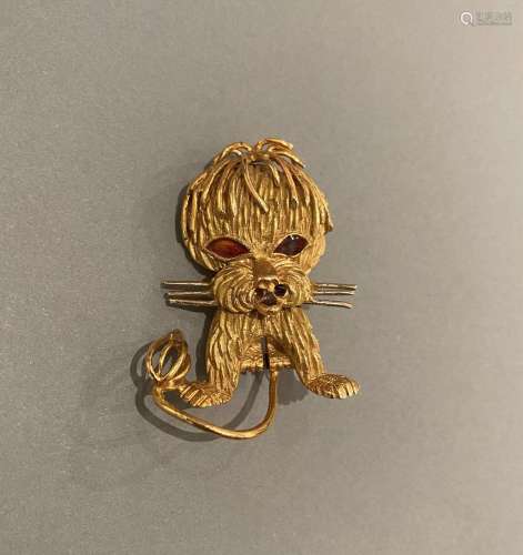 Broche en or jaune 18k (750 millièmes) figurant un lion assi...