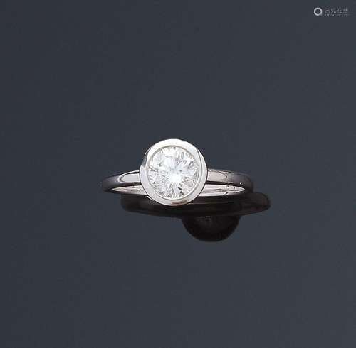 Bague en or gris 18k (750 millièmes) ornée en sertie clos d`...