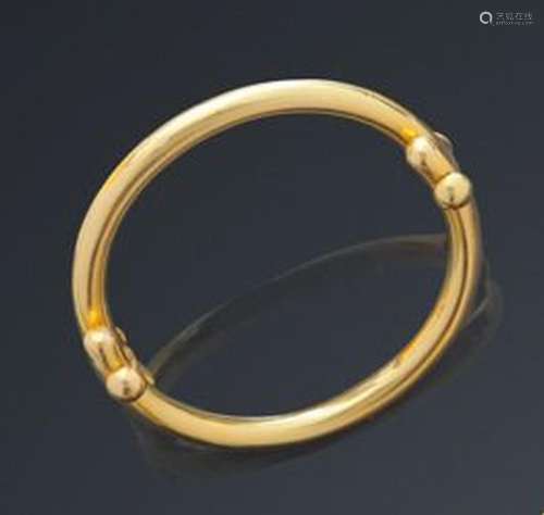 Bracelet rond rigide en or jaune 18k (750 millièmes) formé d...