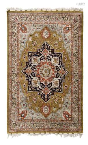 Tapis Tabriz en soie et fils d'argent, Iran, début XXe s., à...