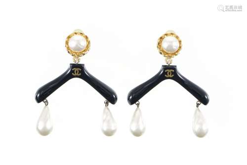 Chanel, paire de clips d`oreilles en forme de perle en caboc...