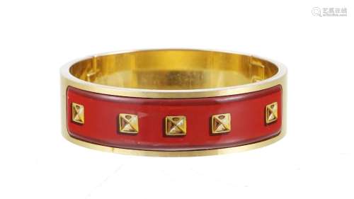 Hermès, bracelet en métal plaqué or et émail rouge au décor ...