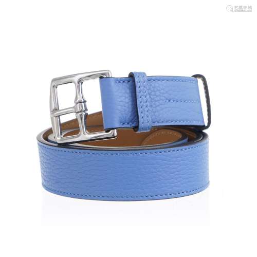 Hermès, ceinture en cuir Togo bleu, boucle simple en métal a...