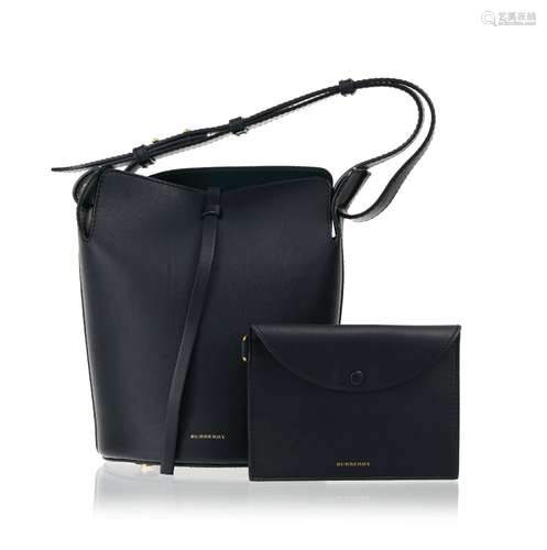 Burberry, sac Seau en cuir lisse noir, intérieur racing gree...