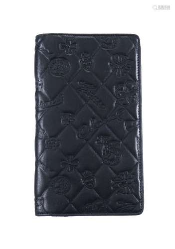 Chanel, portefeuille en cuir noir matelassé et pressé graffi...