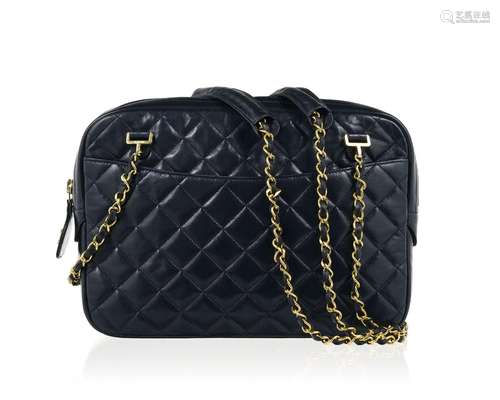 Chanel, sac Camera en cuir d’agneau bleu marine, housse