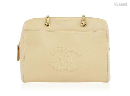 Chanel, sac Shopping en cuir caviar beige, CC surpiqué sur u...