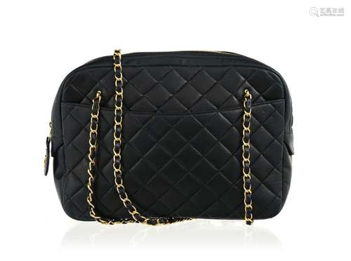 Chanel, sac Caméra en cuir matelassé noir, double bandoulièr...