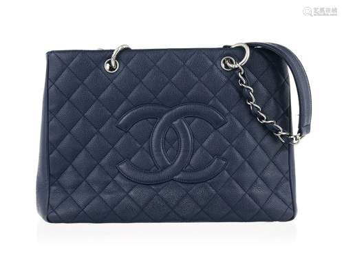 Chanel, sac Cabas Shopper en cuir caviar bleu nuit, double b...