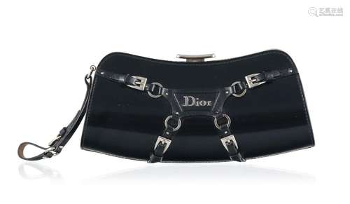 Christian Dior, clutch en cuir noir rigide avec dragone, 4 b...