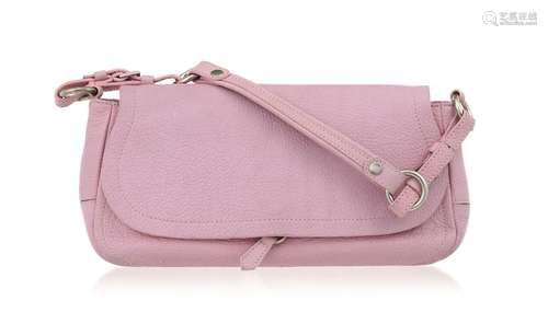 Prada, sac baguette en cuir grainé rose pâle, porté épaule