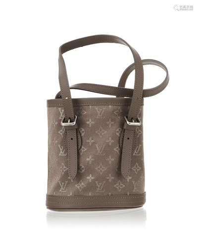 Louis Vuitton, mini sac Seau en twill de soie monogram et cu...