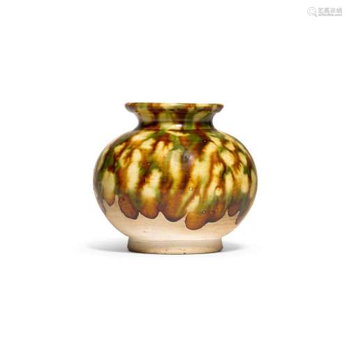 A small sancai-glazed pottery jar, Tang dynasty | 唐 三彩小罐
