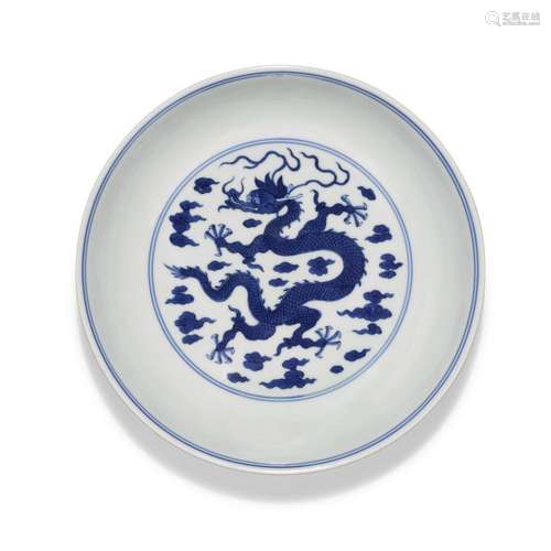 A pair of blue and white `dragon` dishes, Qing dynasty, Qian...