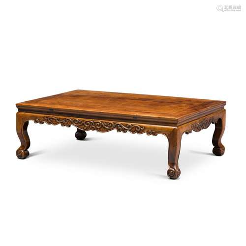 A huanghuali kang table, 17th century  | 十七世紀 黃花梨炕桌