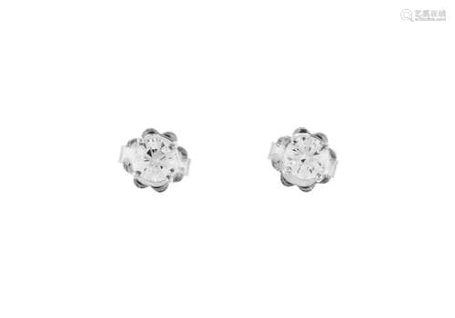 Paire de clous d`oreilles or gris 750 sertis de diamants tai...