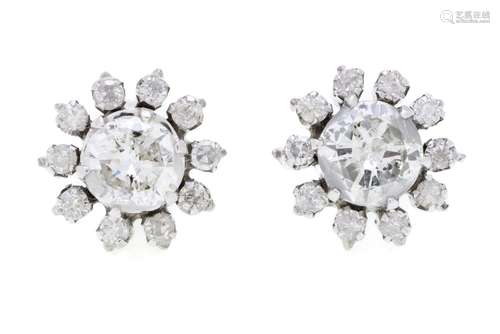 Paire de clous d`oreilles or gris 750 sertis de diamants tai...