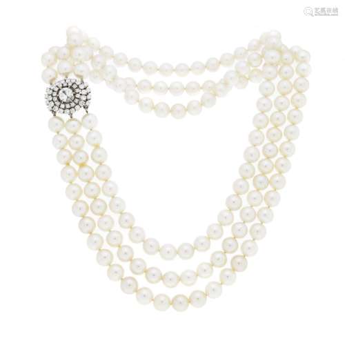 Collier 3 rangs de perles de culture blanches, fermoir en or...