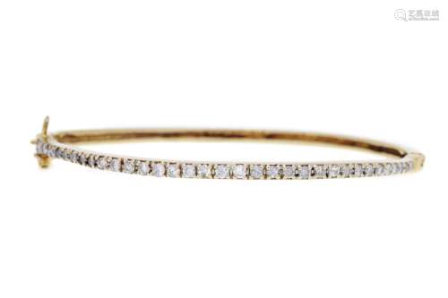 Bracelet rigide or 585 serti d`une ligne de diamants taille ...