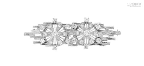 Broche or gris 750 sertie de diamants taille brillant, long....