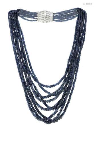 Collier multi rangs de saphirs facettés, fermoir en or gris ...