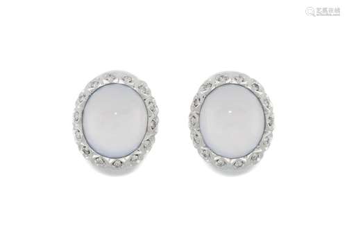 Paire de boucles d’oreilles or gris 585 serties de calcédoin...