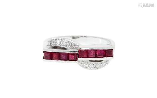 Bague or gris 750 sertie d`une ligne de rubis carrés et d`un...