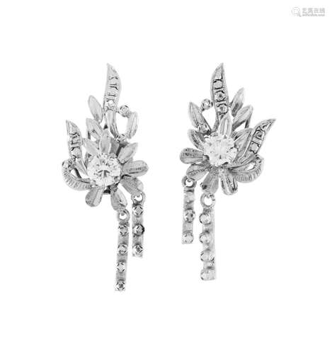 Paire de clous d`oreilles or gris 375 à motif floral sertis ...