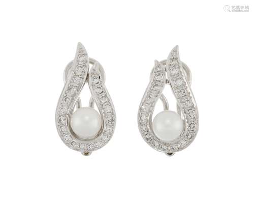 Paire de boucles d`oreilles or gris 750 serties de perles de...