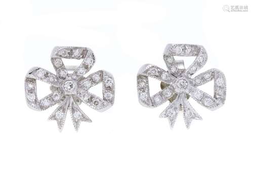 Paire de clous d`oreilles nœuds or gris 750 sertis de diaman...