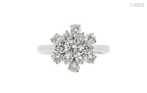 Bague fleur or gris 750 sertie de diamants taille brillant, ...