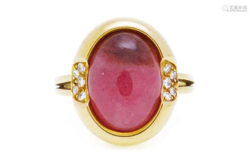 Bague or 750 sertie d’un cabochon de rhodochrosite épaulé de...