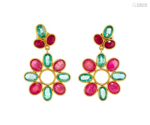 Paire de pendants d`oreilles fleurs or 750 sertis de rubis e...