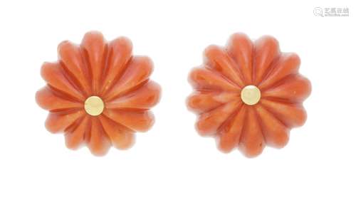 Paire de boucles d`oreilles or 750 ornées de corail gravé, h...