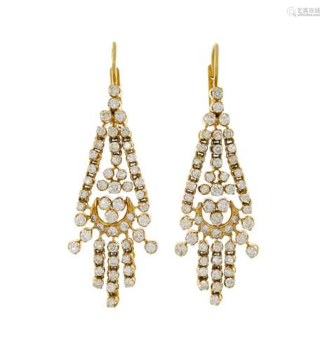 Paire de boucles d`oreilles or 750 serties de diamants taill...