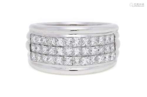 Bague or gris 750 serti invisible de diamants taille princes...