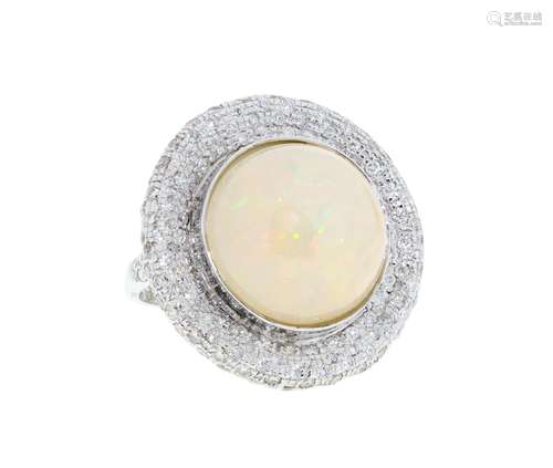 Bague soucoupe or gris 750 sertie d`une opale blanche entour...