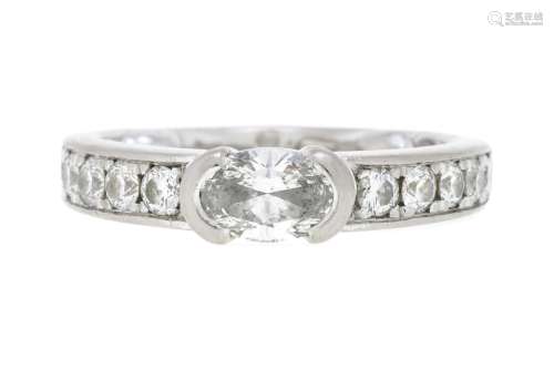 Bague or gris 750 sertie d`un diamant taille ovale épaulé de...