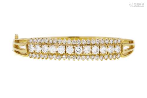 Bracelet rigide or 750 serti de 3 bandes de diamants taille ...