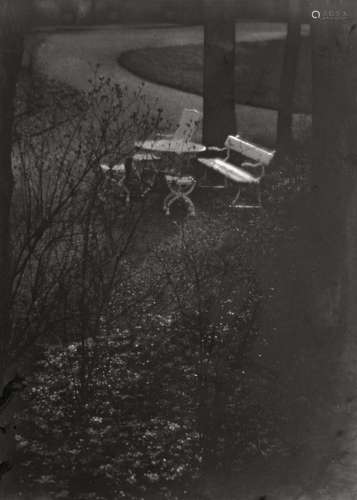 Max Lohr Im Park. 1931. Vintage Silbergelatineabzug auf Veli...