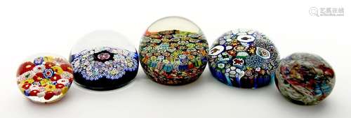 Fünf Paperweights.