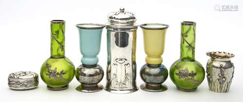 Jugendstil-Streuer, -Pillendose und Miniaturvase.