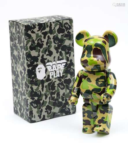 BRICKBEAR, Bape play navy, résine, vendu avec sa boite, 28 C...