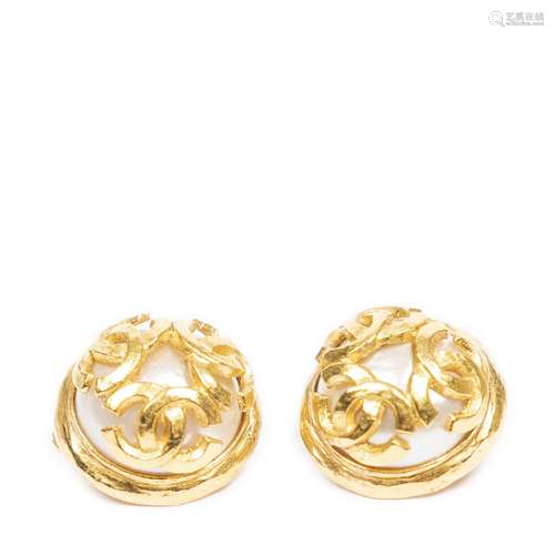 CHANEL - Paire de clips d’oreilles en métal doré, chaque cli...