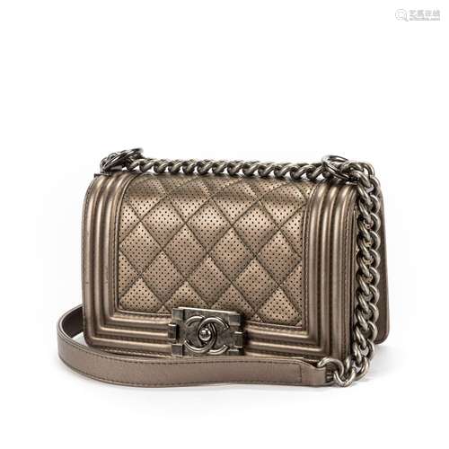 CHANEL Paris sac boy en agneau métallisé argenté perforé – I...