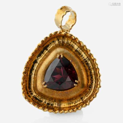 An 18K Yellow Gold and Garnet Pendant