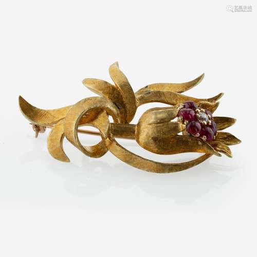 An 18K Yellow Gold Brooch with Cabochon Rubies